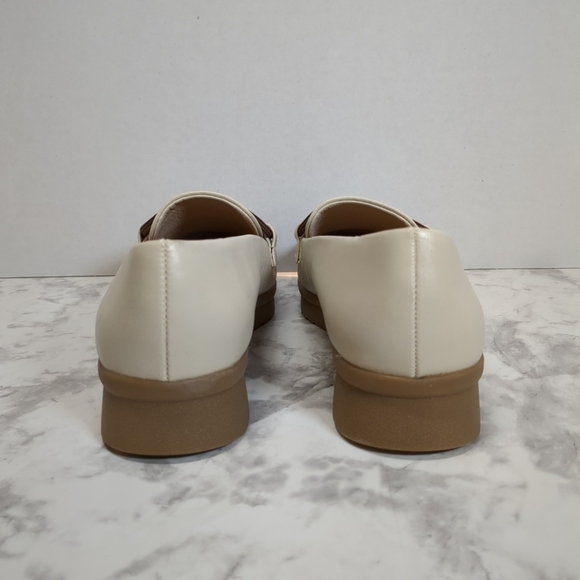 Baretraps Addison Cream Loafers with Brown Accent , Size 7.5M - Picture 3 of 9